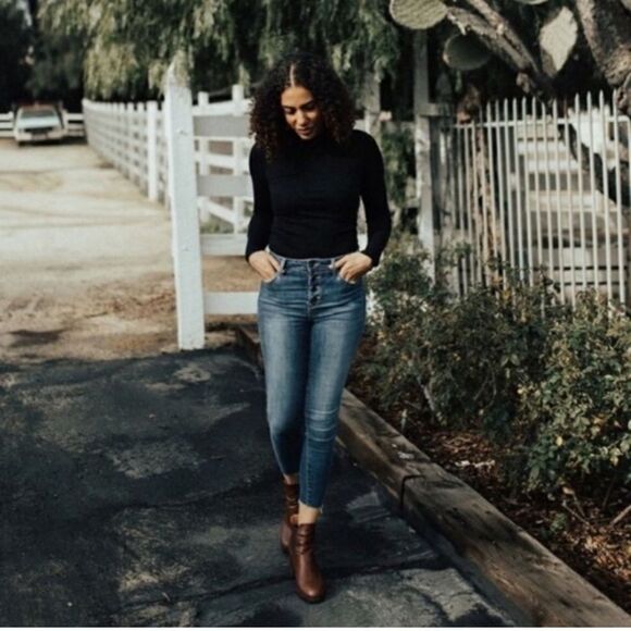 Carly Jean - Kenny jeans button fly high rise med wash. Size 5 crop - Picture 2 of 14